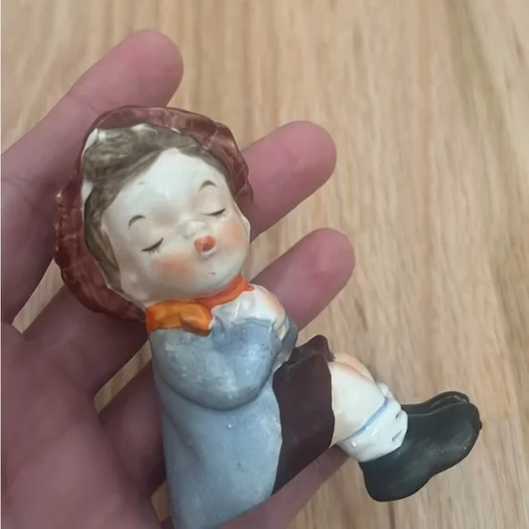 Salt and Pepper Shakers - Picture 4 of 5